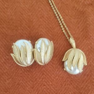 Sarah Coventry Set Hidden Pearl Earrings And Pendant